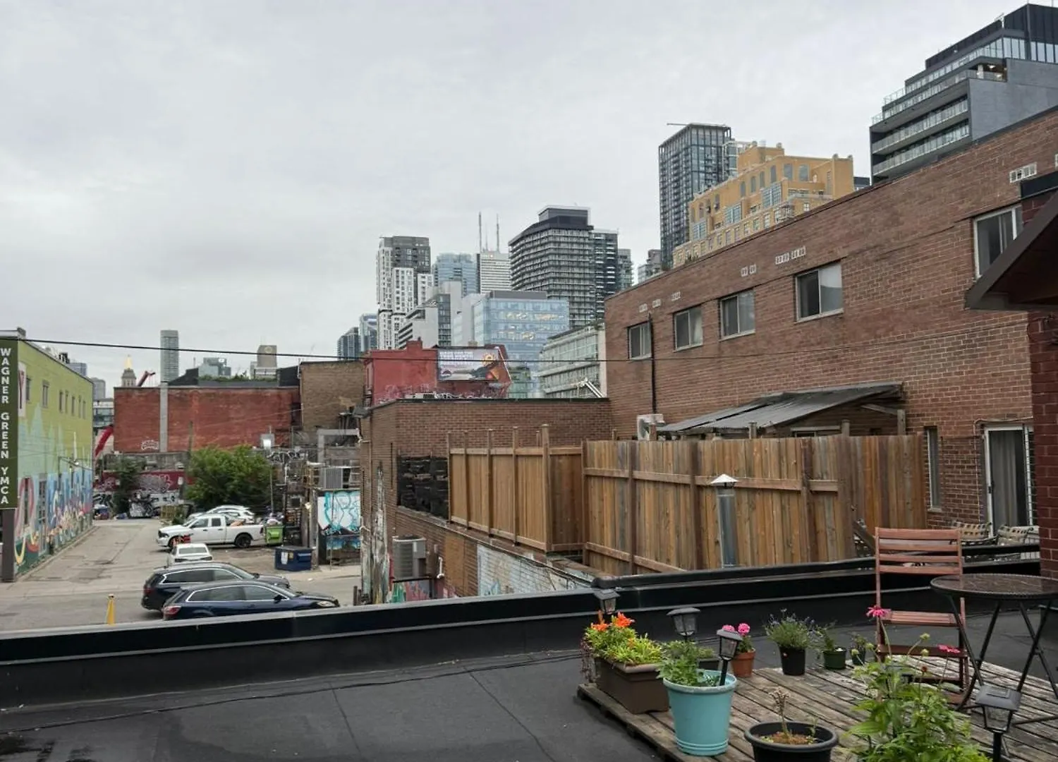 民宿 Queen-King St Stay With Private Patio- Unbeatable Location 多伦多