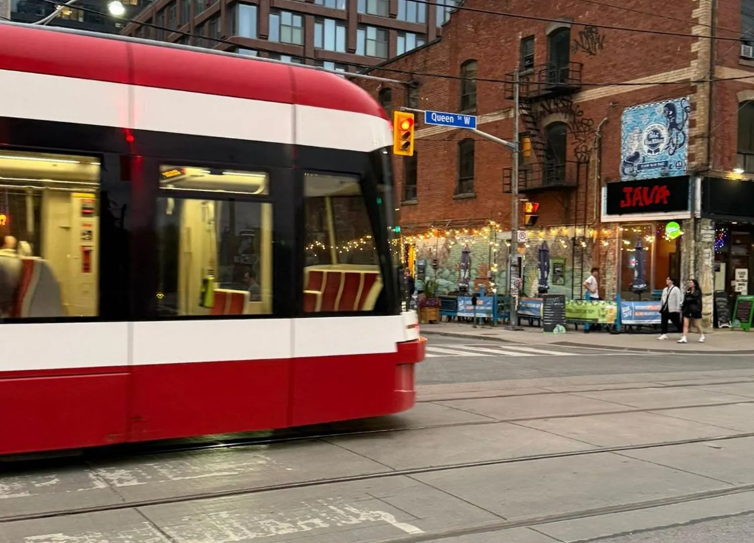 Queen-King St Stay With Private Patio- Unbeatable Location 多伦多